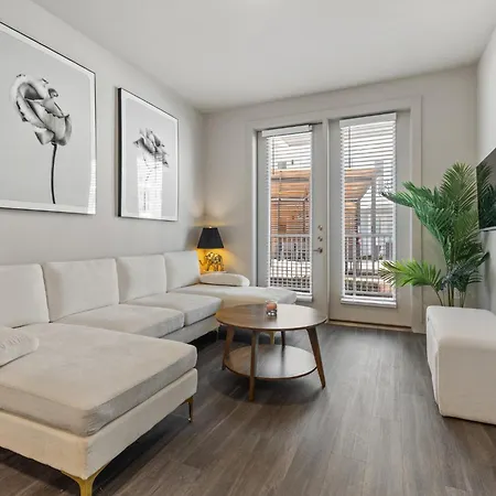 Luxury 2-Br With Poolside Patio Apartment